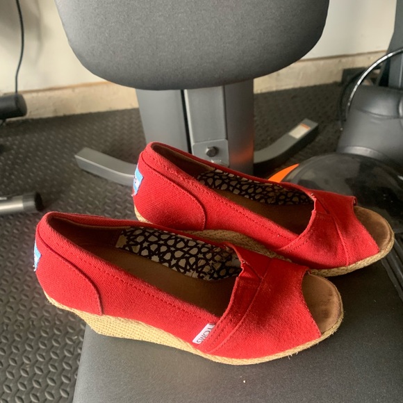 Toms red wedge 6.5 in Great used Condition - Picture 3 of 5